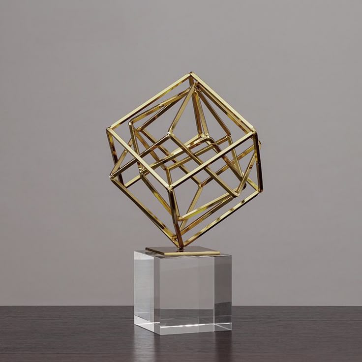 Geometrische metalen sculptuur voor bureau